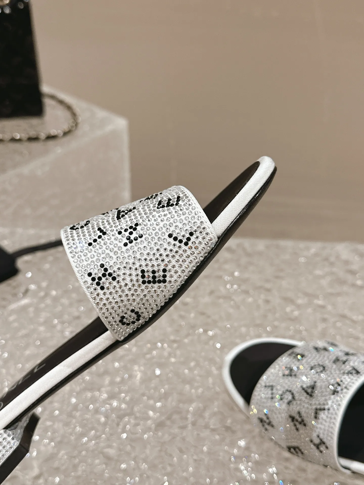 👟👟Ex-factory price 440👟👟 Xiaoxiang Chanel rhinestone slippers with large black rhinestone letters, these really blingbling slippers are full of diamonds. They are both classic and artistic, and can be styled according to your daily style. The characteristic is that the hot diamonds are particularly shiny. They are made with heavy craftsmanship and are not easy to fall off. They have the sexy temperament of celebrities and are versatile. Color: black white 35-41